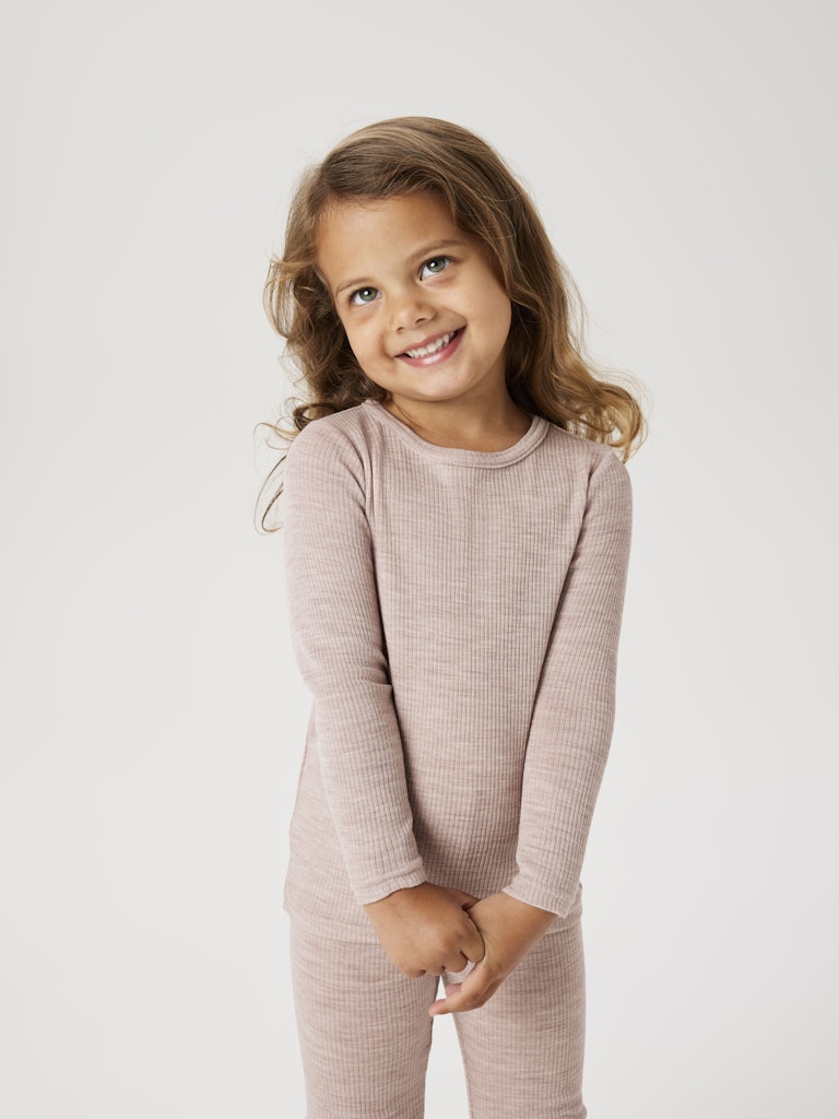 Rosa underställs tröja till flicka. Merinoull topp från Name it som har riktigt fina ullkläder till barn.
NMNWAX WOOL RIB LS TOP NOOS
13242118