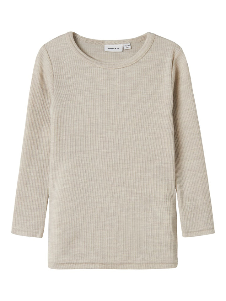 Ljust grå merino ull tröja till flicka och pojke. Tunn, skön ulltröja från Name it. Underställ till barn.
NMNWAX WOOL RIB LS TOP NOOS
13242118