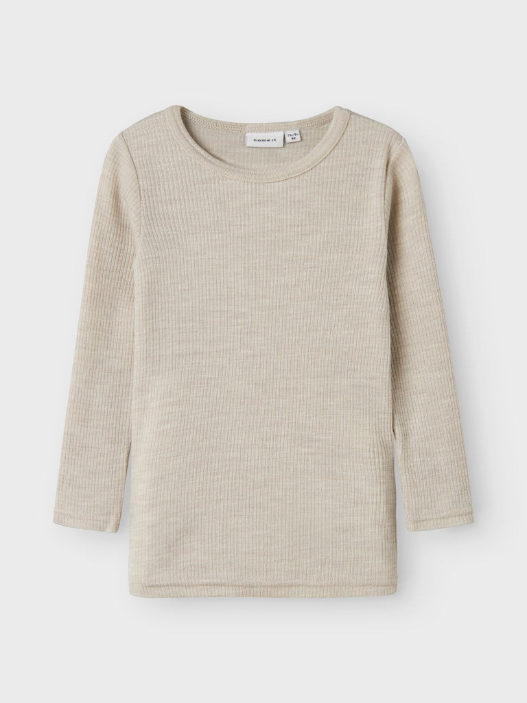 Ljust grå merino ull tröja till flicka och pojke. Tunn, skön ulltröja från Name it. Underställ till barn.
NMNWAX WOOL RIB LS TOP NOOS
13242118