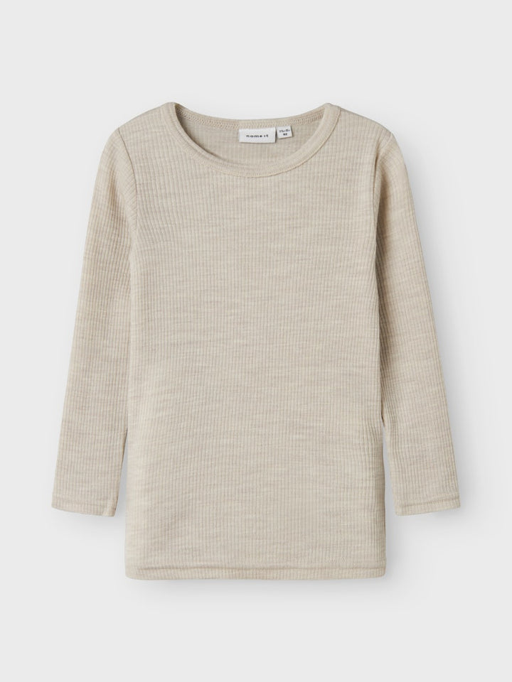 Ljust grå merino ull tröja till flicka och pojke. Tunn, skön ulltröja från Name it. Underställ till barn.
NMNWAX WOOL RIB LS TOP NOOS
13242118