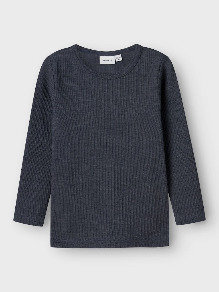 Blå underställs tröja till flicka och pojke. Merinoull topp från Name it som har riktigt fina ullkläder till barn.
NMNWAX WOOL RIB LS TOP NOOS
13242118