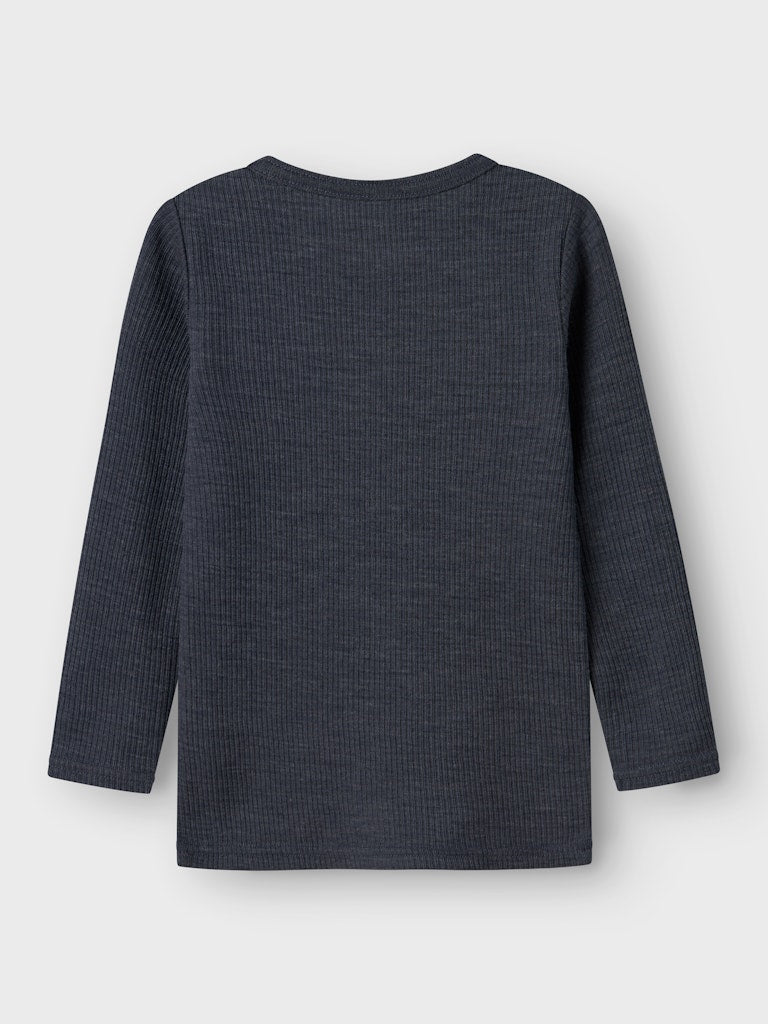 Blå underställs tröja till flicka och pojke. Merinoull topp från Name it som har riktigt fina ullkläder till barn.
NMNWAX WOOL RIB LS TOP NOOS
13242118