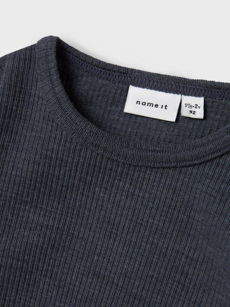 Blå underställs tröja till flicka och pojke. Merinoull topp från Name it som har riktigt fina ullkläder till barn.
NMNWAX WOOL RIB LS TOP NOOS
13242118