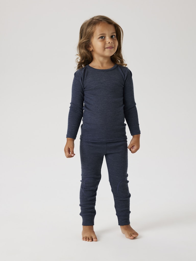 Blå underställs tröja till flicka och pojke. Merinoull topp från Name it som har riktigt fina ullkläder till barn.
NMNWAX WOOL RIB LS TOP NOOS
13242118