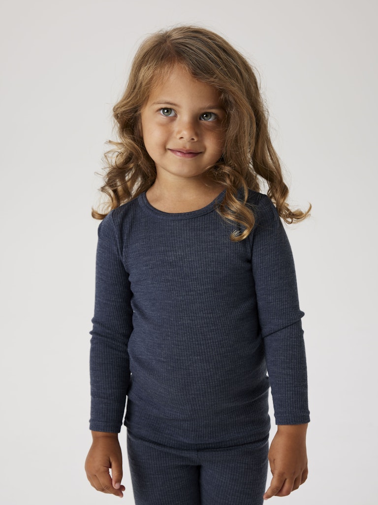 Blå underställs tröja till flicka och pojke. Merinoull topp från Name it som har riktigt fina ullkläder till barn.
NMNWAX WOOL RIB LS TOP NOOS
13242118