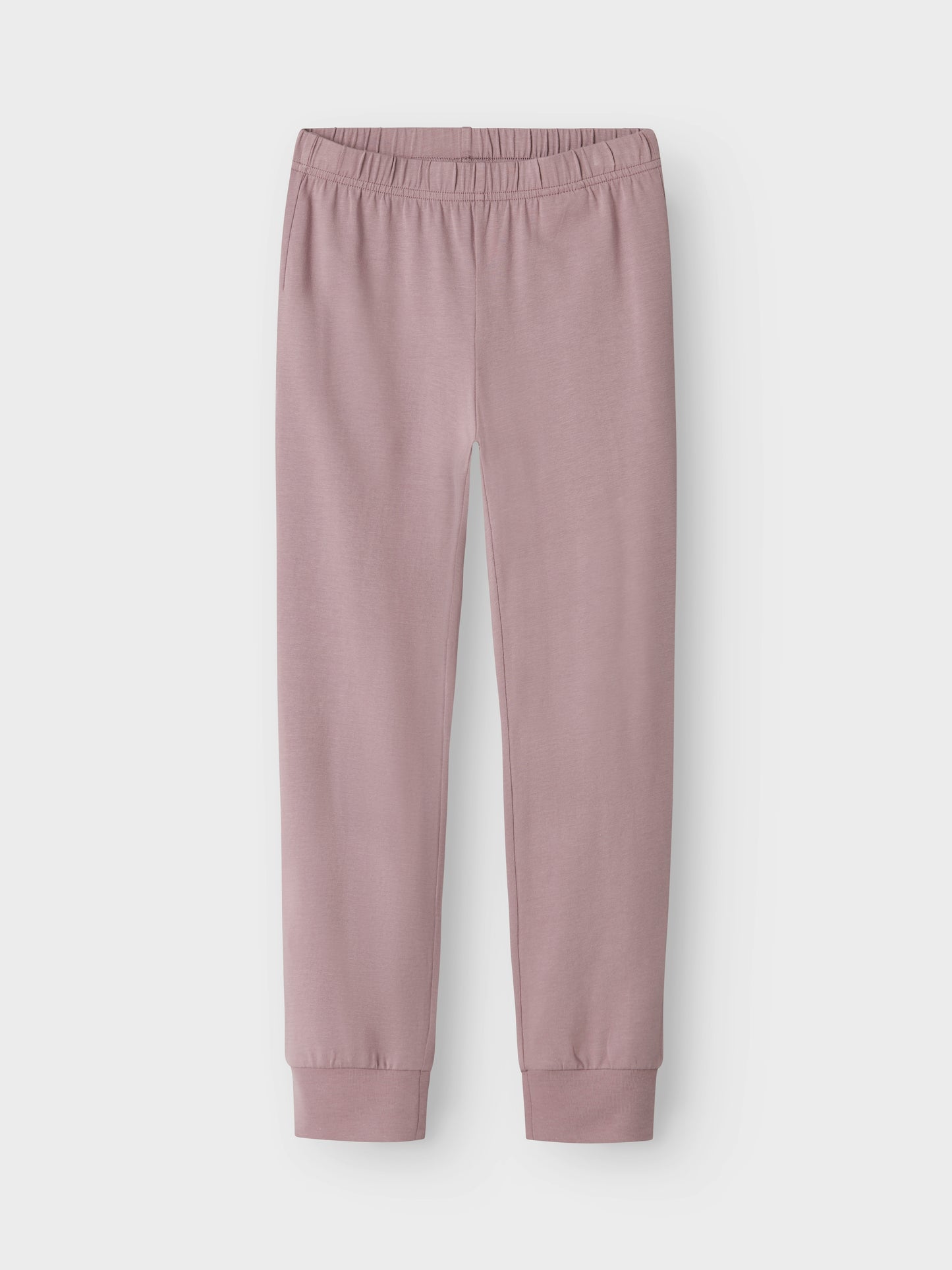 Fin rosa 2-delad pyjamas till flicka. Tjej pyjamas med ljusrosa tröja med mönster av rosetter och lite mörkare rosa pyjamasbyxor.
NKFNIGHTSET BARELY PINK BOW NOOS
13241982