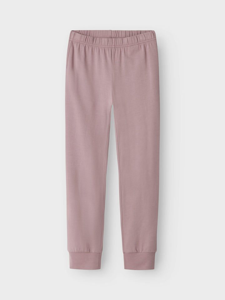 Fin rosa 2-delad pyjamas till flicka. Tjej pyjamas med ljusrosa tröja med mönster av rosetter och lite mörkare rosa pyjamasbyxor.
NKFNIGHTSET BARELY PINK BOW NOOS
13241982