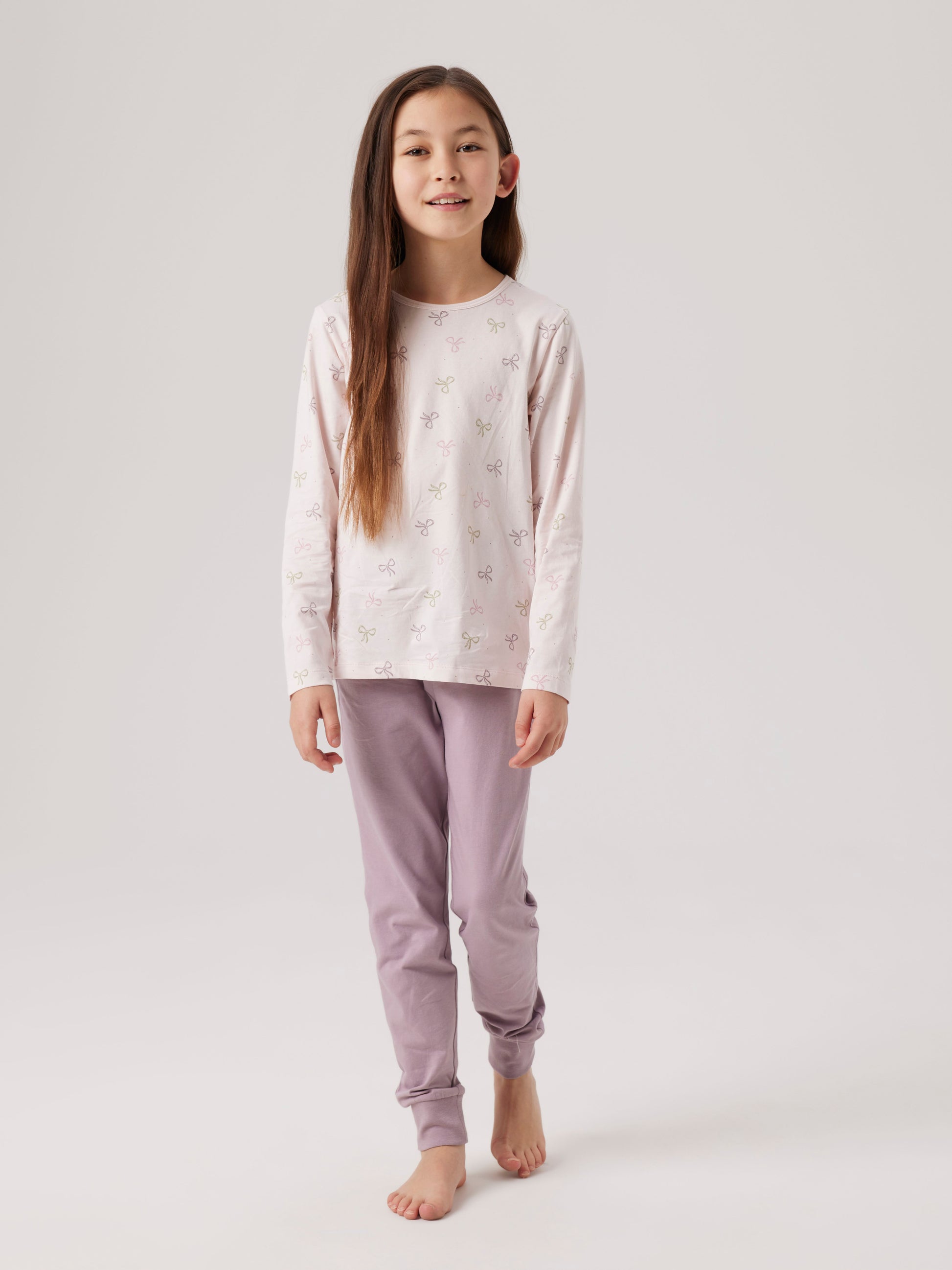 Flicka klädd i pyjamas. Fin rosa 2-delad pyjamas till flicka. Tjej pyjamas med ljusrosa tröja med mönster av rosetter och lite mörkare rosa pyjamasbyxor.
NKFNIGHTSET BARELY PINK BOW NOOS
13241982