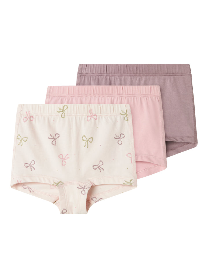 3 pack trosor i rosa och lila enfärgade och en rosa med rosetter. Trosor till flicka, tjej från Name it.
NMFTIGHTS 3P BARELY PINK BOW NOOS
13241983