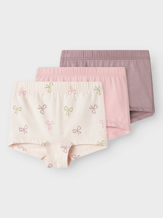 3 pack trosor i rosa och lila enfärgade och en rosa med rosetter. Trosor till flicka, tjej från Name it.
NMFTIGHTS 3P BARELY PINK BOW NOOS
13241983