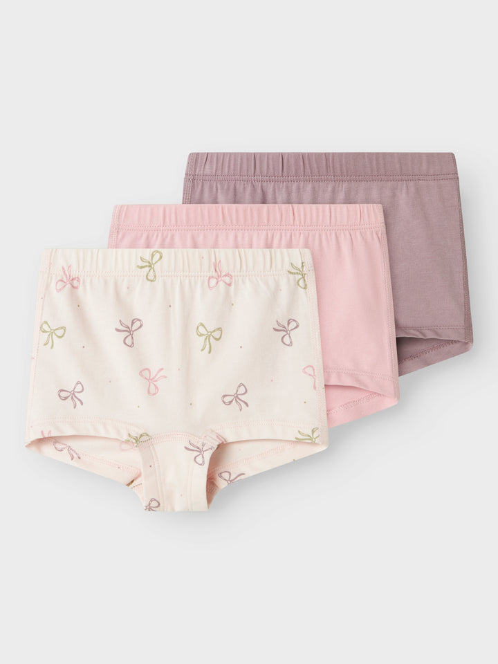 3 pack trosor i rosa och lila enfärgade och en rosa med rosetter. Trosor till flicka, tjej från Name it.
NMFTIGHTS 3P BARELY PINK BOW NOOS
13241983