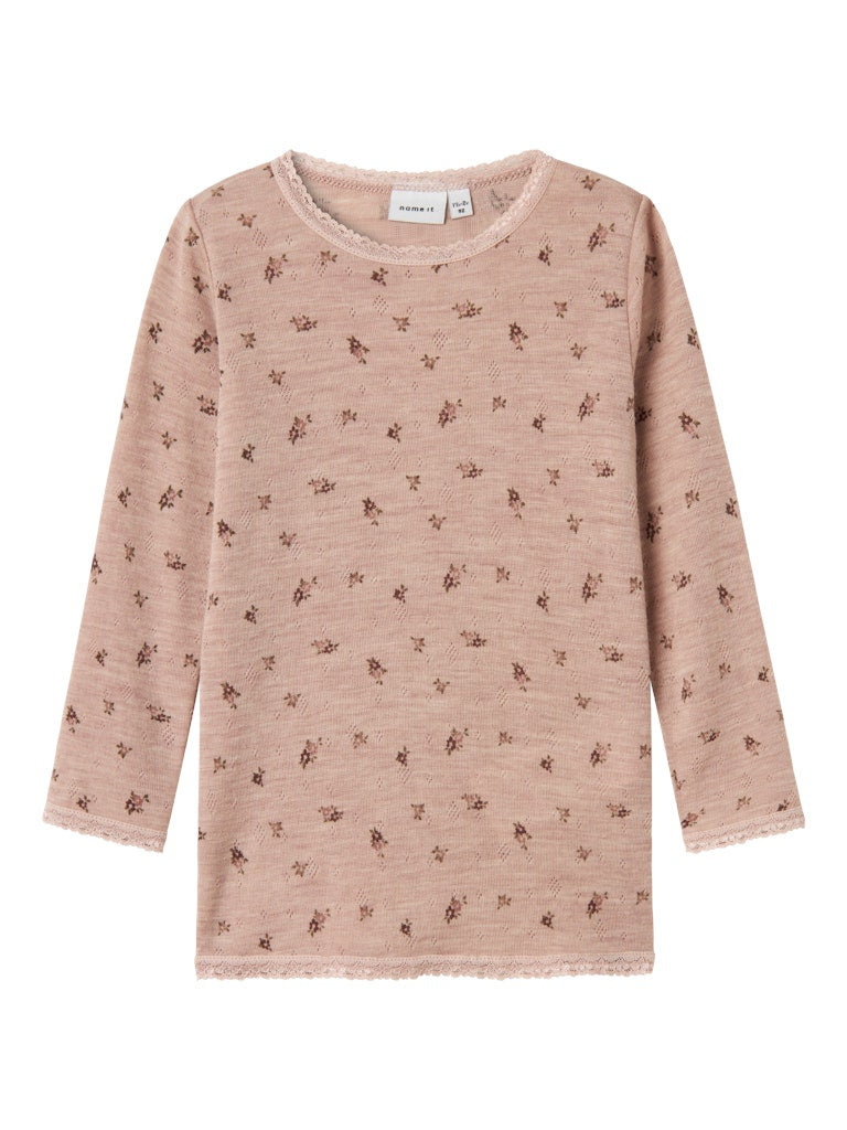 Rosa blommig merinoull tröja till flicka. Barn kläder i ull från Name it. Underställs top, söt långärmad tröja.
NMFWANG WOOL NEEDLE LS TOP NOOS
13228432