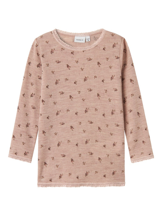 Rosa blommig merinoull tröja till flicka. Barn kläder i ull från Name it. Underställs top, söt långärmad tröja.
NMFWANG WOOL NEEDLE LS TOP NOOS
13228432