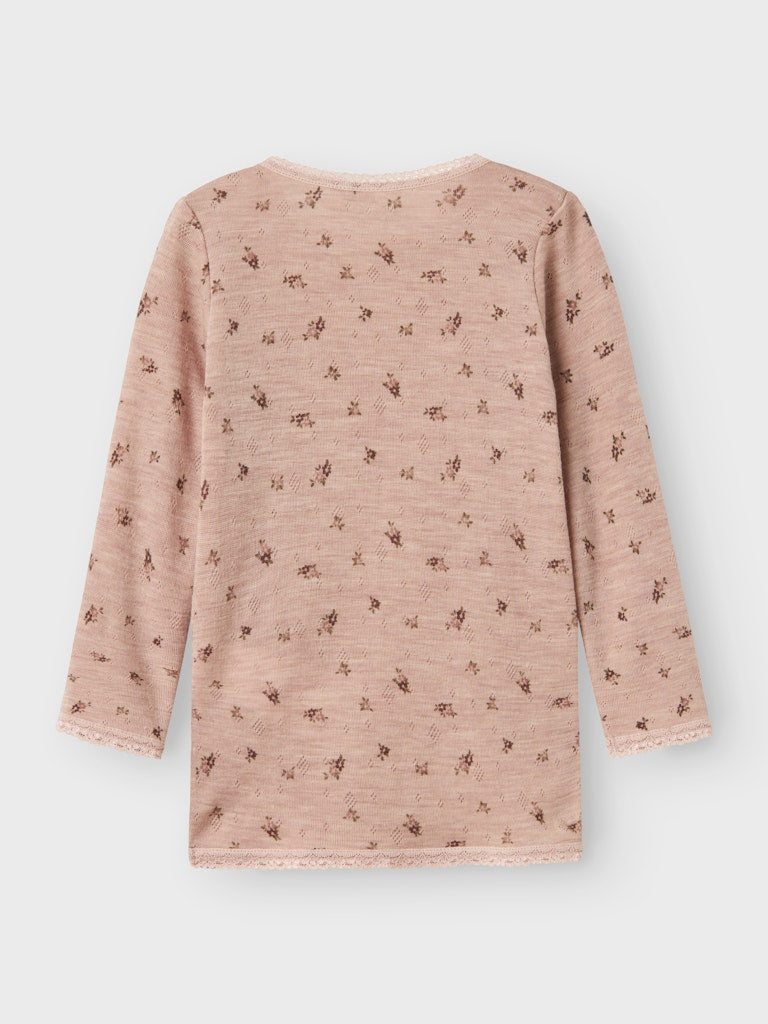 Rosa blommig merinoull tröja till flicka. Barn kläder i ull från Name it. Underställs top, söt långärmad tröja.
NMFWANG WOOL NEEDLE LS TOP NOOS
13228432
