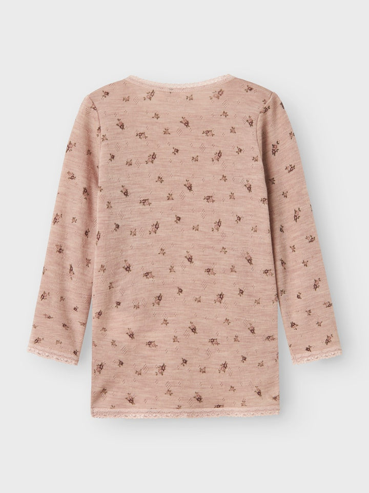 Rosa blommig merinoull tröja till flicka. Barn kläder i ull från Name it. Underställs top, söt långärmad tröja.
NMFWANG WOOL NEEDLE LS TOP NOOS
13228432