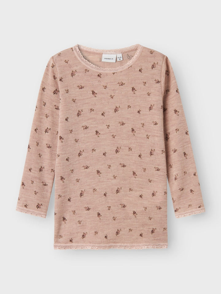 Rosa blommig merinoull tröja till flicka. Barn kläder i ull från Name it. Underställs top, söt långärmad tröja.
NMFWANG WOOL NEEDLE LS TOP NOOS
13228432