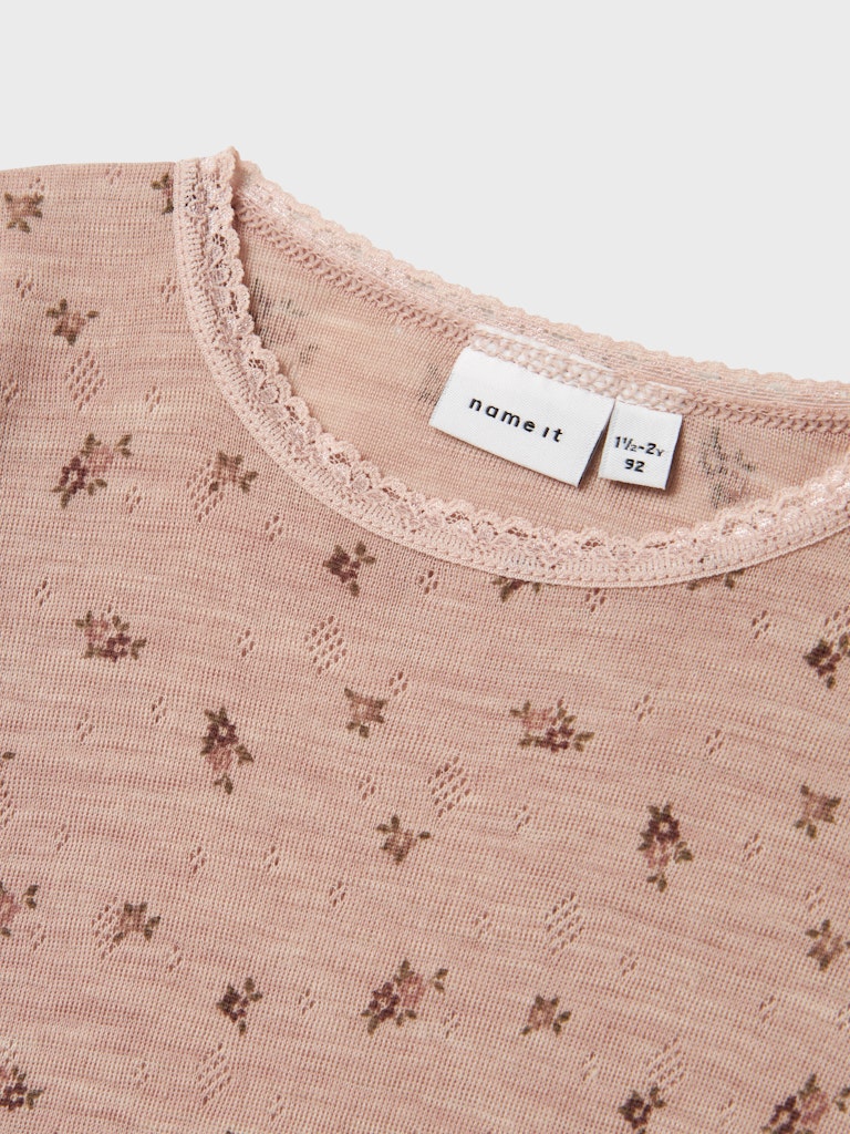 Rosa blommig merinoull tröja till flicka. Barn kläder i ull från Name it. Underställs top, söt långärmad tröja.
NMFWANG WOOL NEEDLE LS TOP NOOS
13228432