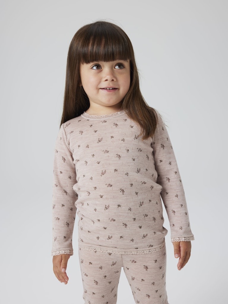 Rosa blommig merinoull tröja till flicka. Barn kläder i ull från Name it. Underställs top, söt långärmad tröja.
NMFWANG WOOL NEEDLE LS TOP NOOS
13228432