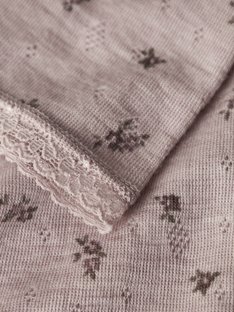 Rosa blommiga ull leggings till flicka. Underställ i merino ull från Name it.
NMFWANG WOOL NEEDLE LEGGING NOOS
13228434