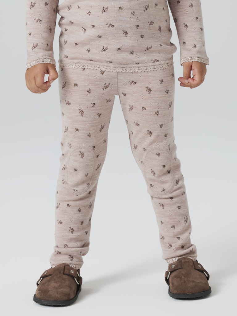 Rosa blommiga ull leggings till flicka. Underställ i merino ull från Name it.
NMFWANG WOOL NEEDLE LEGGING NOOS
13228434