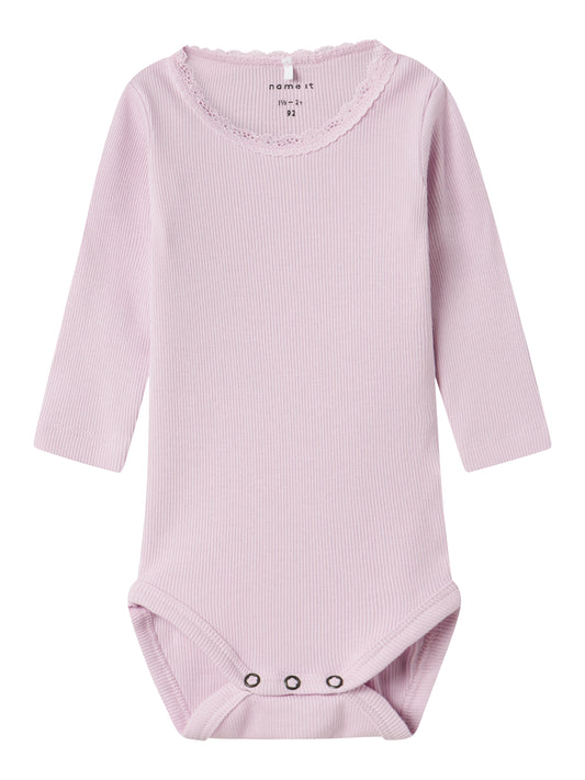 Enfärgad rosa baby body till flicka. Ribbad bebis body till liten tjej. Ekologiska babykläder från Name it.
NBFKAB LS BODY NOOS
13198038