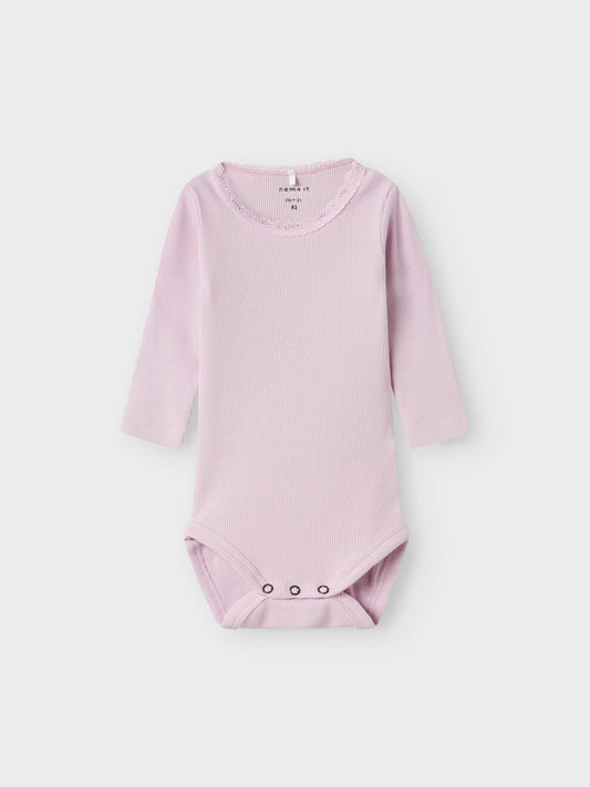 Enfärgad rosa baby body till flicka. Ribbad bebis body till liten tjej. Ekologiska babykläder från Name it.
NBFKAB LS BODY NOOS
13198038