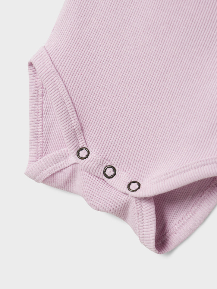 Enfärgad rosa baby body till flicka. Ribbad bebis body till liten tjej. Ekologiska babykläder från Name it.
NBFKAB LS BODY NOOS
13198038