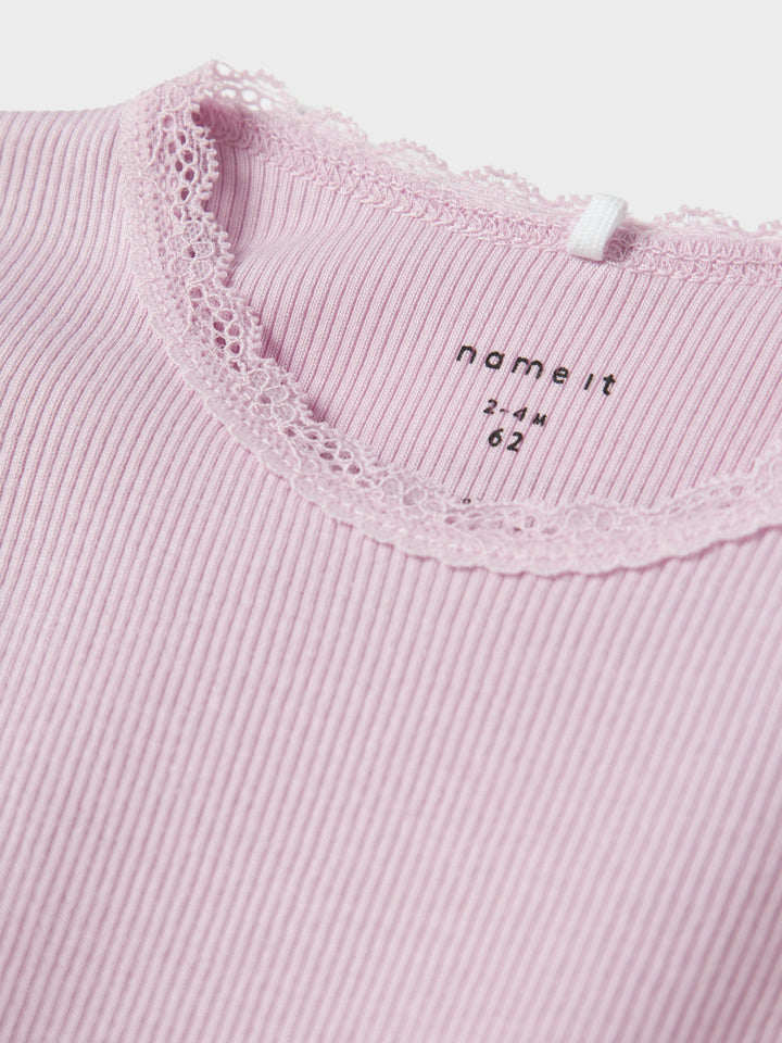 Enfärgad rosa baby body till flicka. Ribbad bebis body till liten tjej. Ekologiska babykläder från Name it.
NBFKAB LS BODY NOOS
13198038