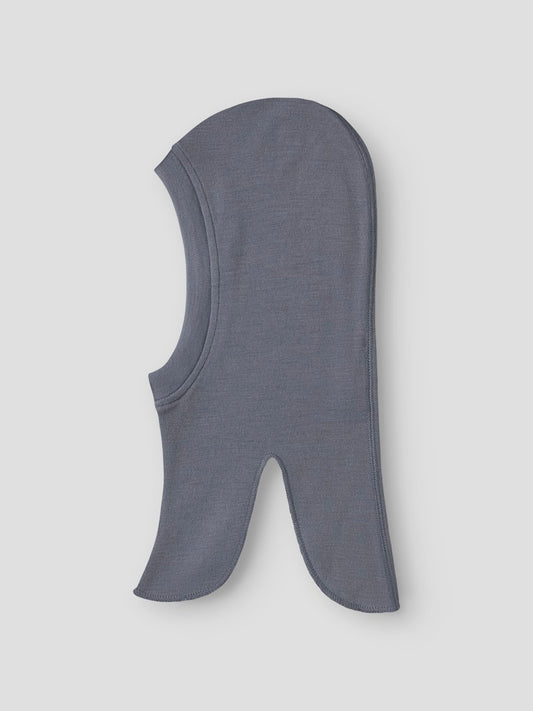 Blå balaclava i merino ull till flicka och pojke. Ull mössa att dra över huvudet, varm  och skön merinoull balaklava från Name it.
NMNWILLIT WOOL BALACLAVA NOOS
13242122