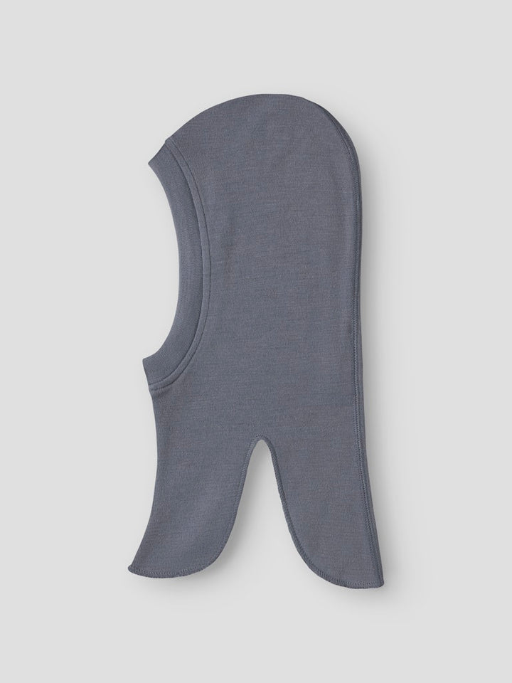 Blå balaclava i merino ull till flicka och pojke. Ull mössa att dra över huvudet, varm  och skön merinoull balaklava från Name it.
NMNWILLIT WOOL BALACLAVA NOOS
13242122