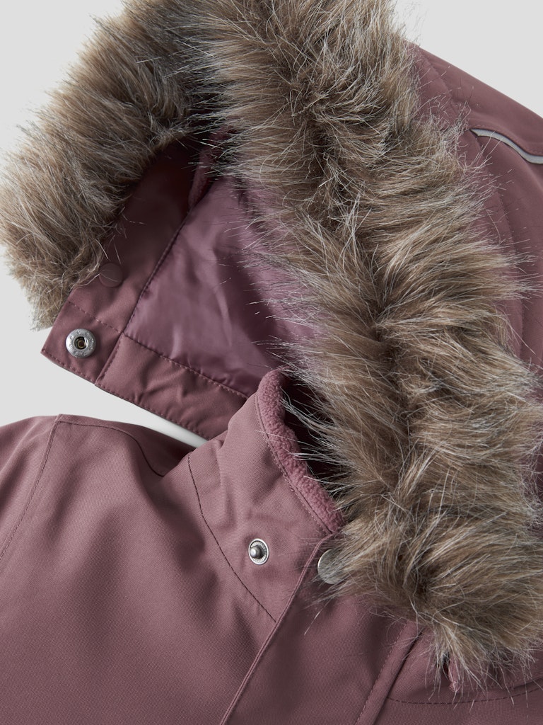 Rosa vinter overall till flicka. Varm och smidig skid overall till tjej från Name it.
NMNSNOW10 SUIT SOLID FO NOOS
13230582