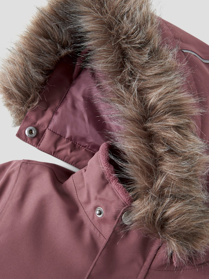 Rosa vinter overall till flicka. Varm och smidig skid overall till tjej från Name it.
NMNSNOW10 SUIT SOLID FO NOOS
13230582