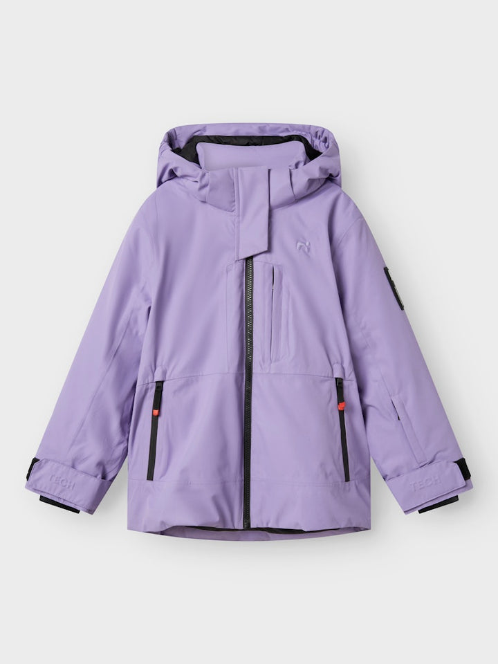 Teknisk och snygg –  Skid jacka till kille och tjej från Name it.
Lila vinter jacka varm och skön kalla dagar för en aktiv och äventyrlig barn och ungdom. 
NKNSLOPE10 JACKET SKI EDITION FO NOOS
13233441