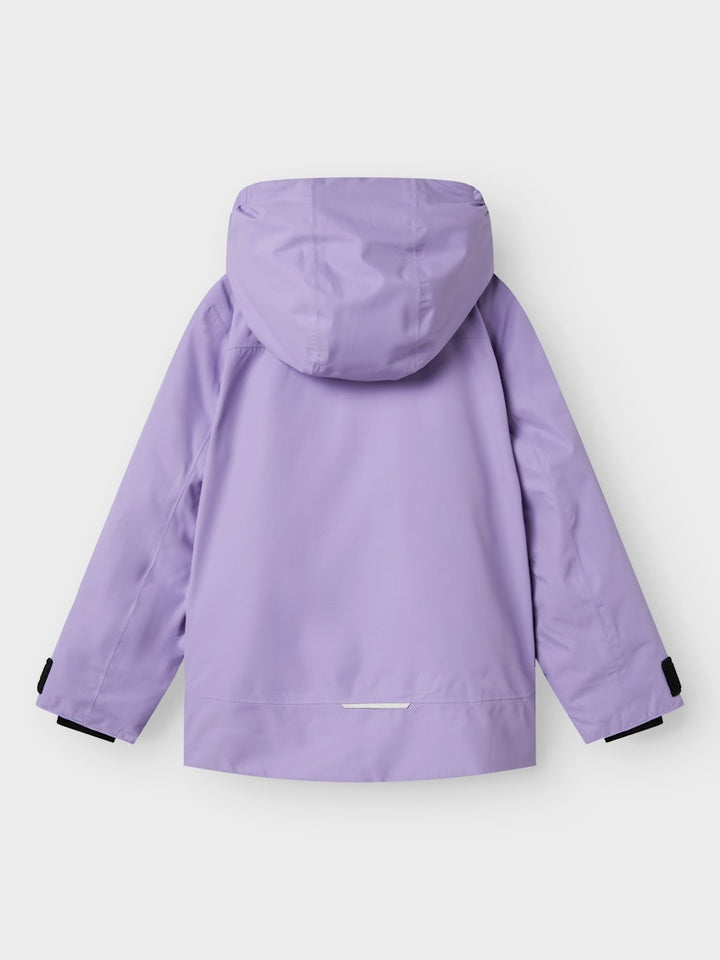 Teknisk och snygg –  Skid jacka till kille och tjej från Name it.
Lila vinter jacka varm och skön kalla dagar för en aktiv och äventyrlig barn och ungdom. 
NKNSLOPE10 JACKET SKI EDITION FO NOOS
13233441