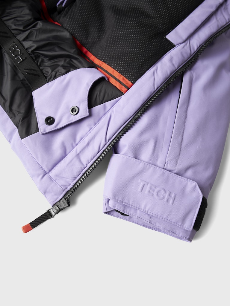 Teknisk och snygg –  Skid jacka till kille och tjej från Name it.
Lila vinter jacka varm och skön kalla dagar för en aktiv och äventyrlig barn och ungdom. 
NKNSLOPE10 JACKET SKI EDITION FO NOOS
13233441