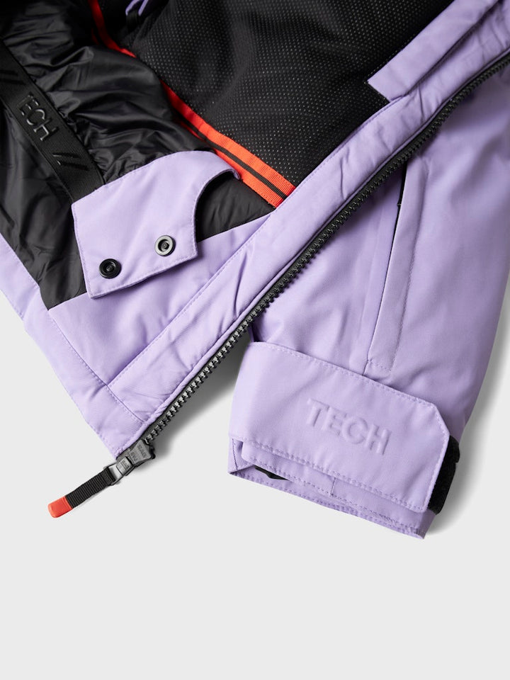 Teknisk och snygg –  Skid jacka till kille och tjej från Name it.
Lila vinter jacka varm och skön kalla dagar för en aktiv och äventyrlig barn och ungdom. 
NKNSLOPE10 JACKET SKI EDITION FO NOOS
13233441