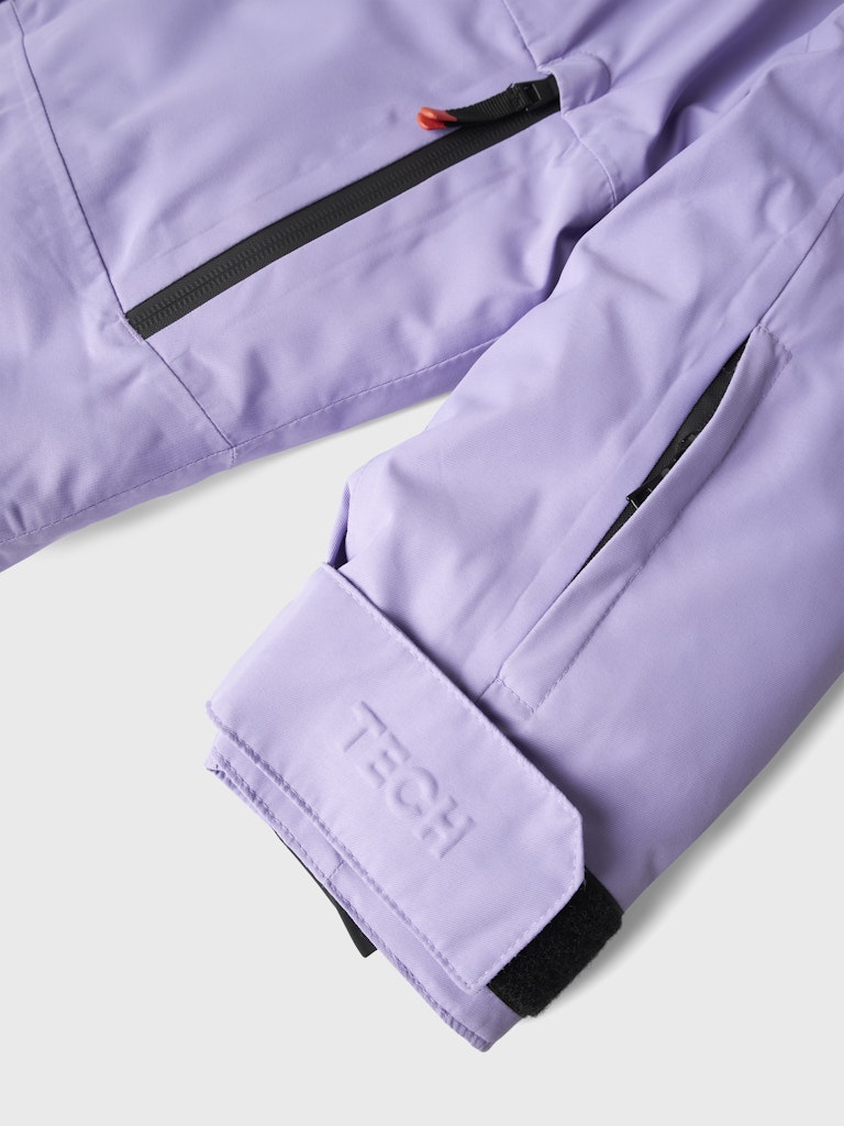 Teknisk och snygg –  Skid jacka till kille och tjej från Name it.
Lila vinter jacka varm och skön kalla dagar för en aktiv och äventyrlig barn och ungdom. 
NKNSLOPE10 JACKET SKI EDITION FO NOOS
13233441