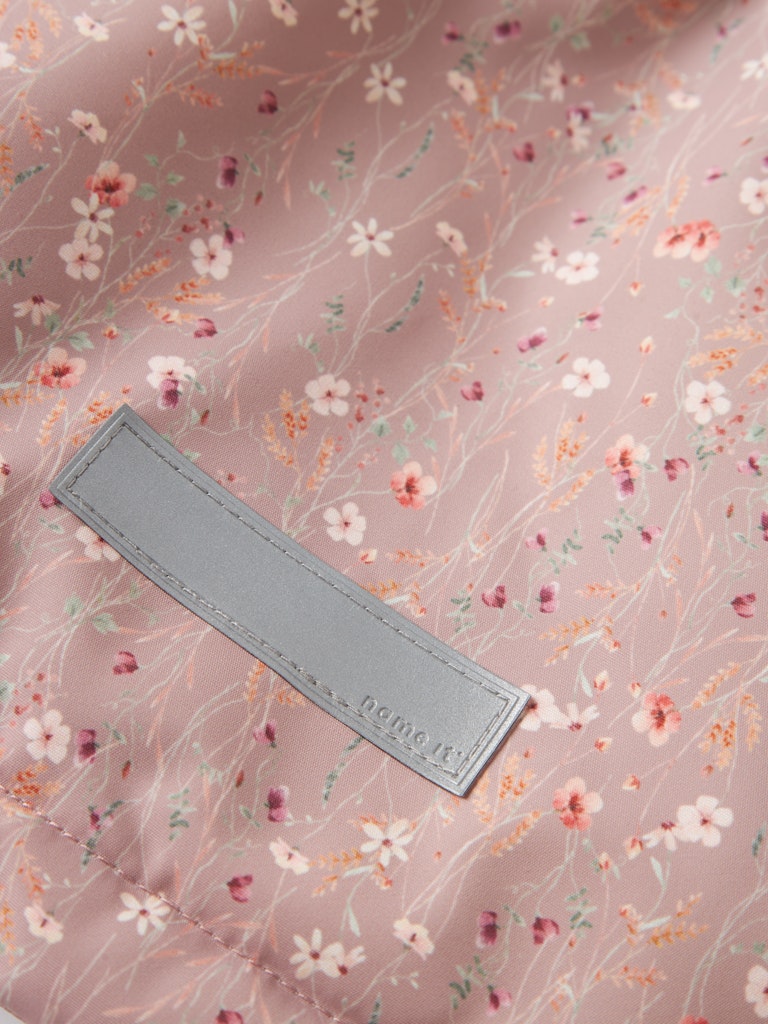 Rosa små blommig vinter jacka til flicka. Billig höst och vinterjacka från Name it.
NMFMAXI PA JACKET AOP NOOS
13242820