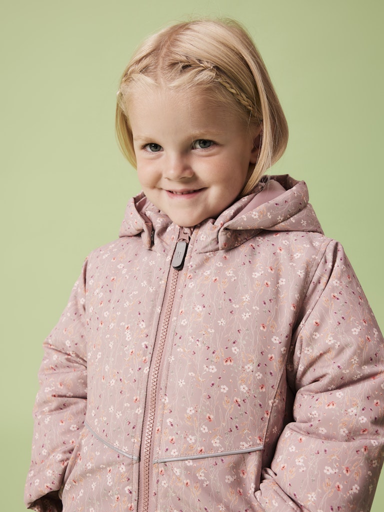 Rosa små blommig vinter jacka til flicka. Billig höst och vinterjacka från Name it.
NMFMAXI PA JACKET AOP NOOS
13242820