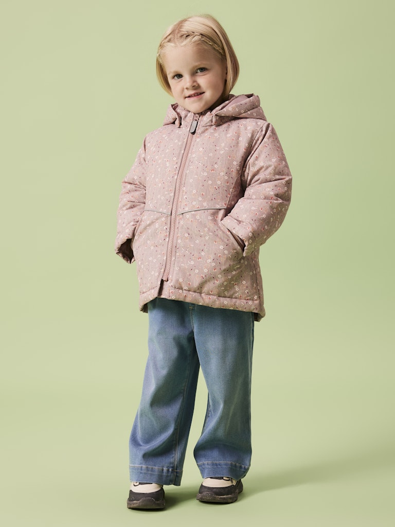 Rosa små blommig vinter jacka til flicka. Billig höst och vinterjacka från Name it.
NMFMAXI PA JACKET AOP NOOS
13242820