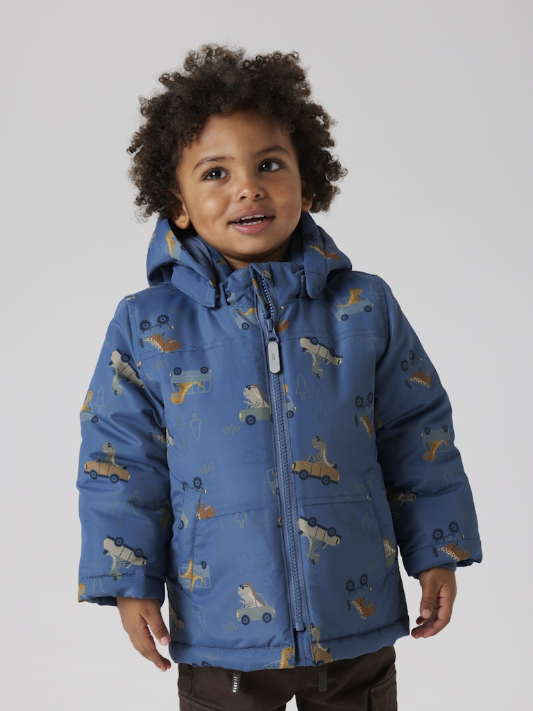 Blå jacka med bilar och dinosaurier till pojke. Barn jacka perfekt för höst och vinter.
NMMMAX PA JACKET AOP NOOS
13242821