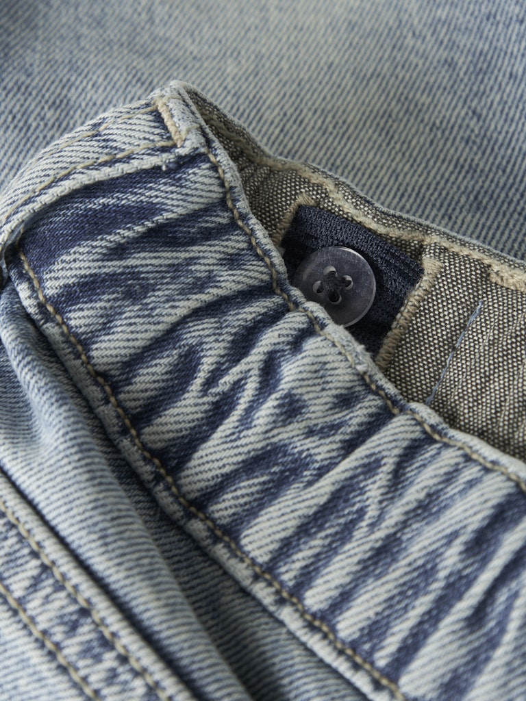 Ljusblå mjukis jeans till pojke. Ekologiska byxor, barnkläder från Name it.
NMMBEN TAP JEANS CARP 8940-BC NOOS
13242725