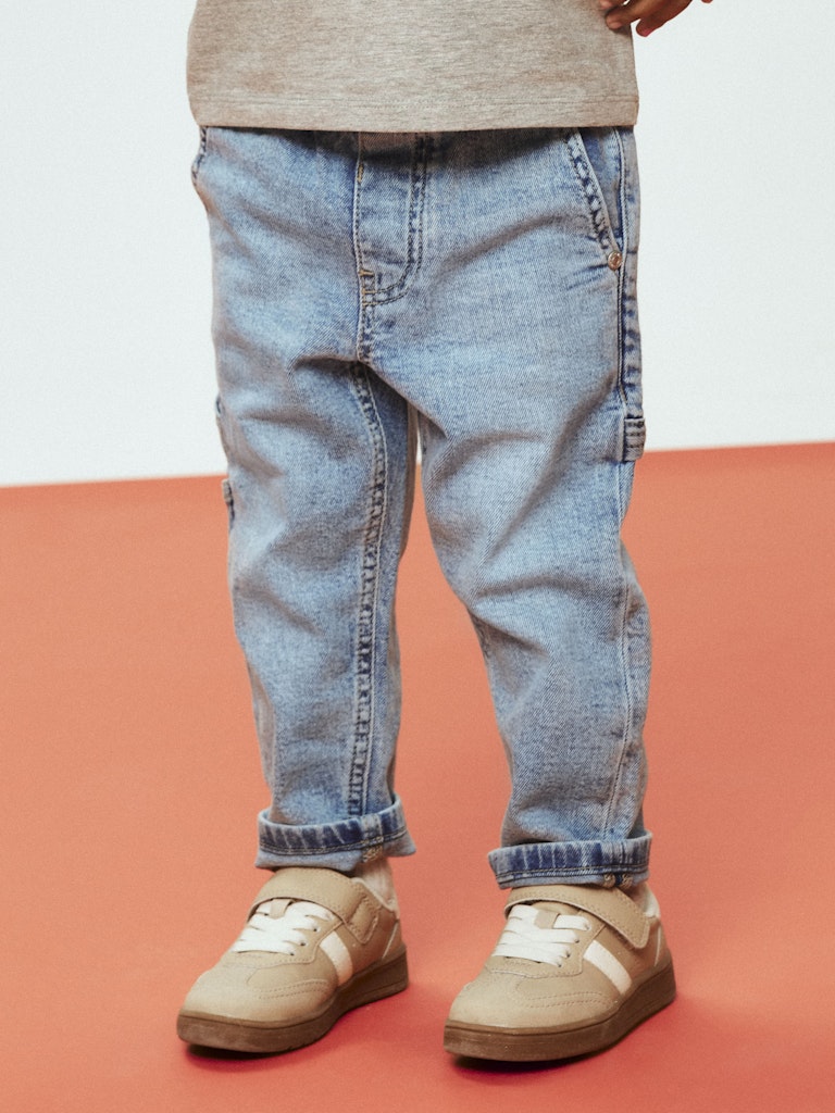 Ljusblå mjukis jeans till pojke. Ekologiska byxor, barnkläder från Name it.
NMMBEN TAP JEANS CARP 8940-BC NOOS
13242725