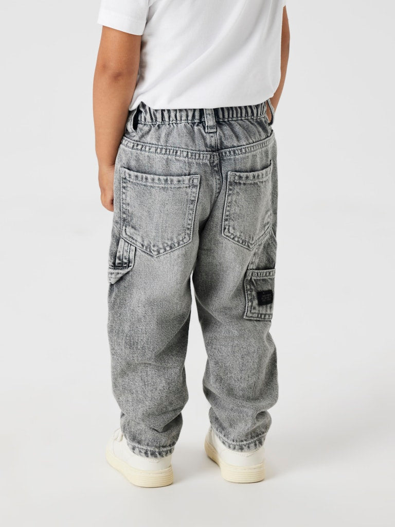 Grå mjukis jeans till pojke. Joggers i en skön dra på modell. Ekologiska byxor från Name it.
NMMBEN TAP JEANS CARP 8940-BC NOOS
13242725
