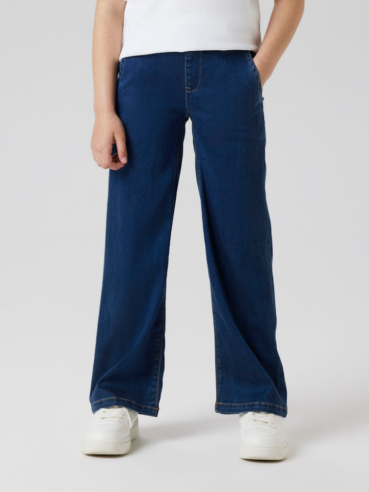 Mörk Blå super mjuk vid jeans till flicka. Stretchig wide jeans till tjej. Skön lite större passform.
NKFSALLI WIDE JEANS 8293 -TO NOOS
13224628