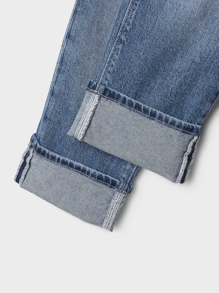 Blå straight fit jeans till flicka från Name it. Cool löst sittande jeans i rak modell.
NKFROSE STRAIGHT FOLD JEANS 4224-AZ NOOS
13243087