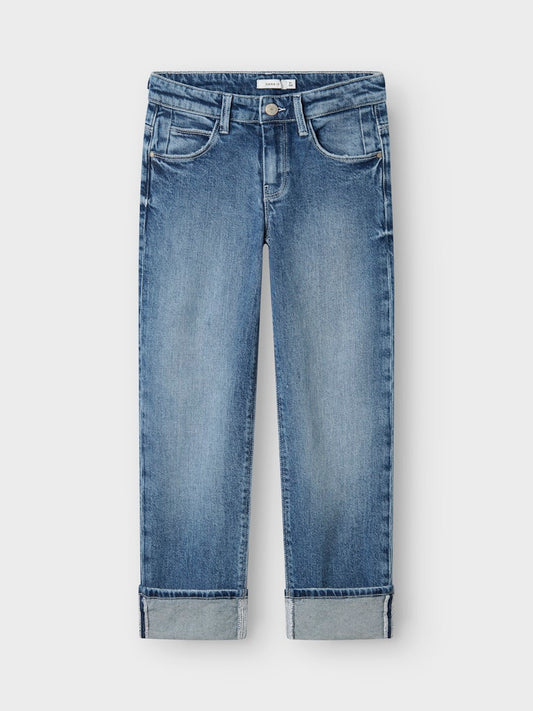 Blå straight fit jeans till flicka från Name it. Cool löst sittande jeans i rak modell.
NKFROSE STRAIGHT FOLD JEANS 4224-AZ NOOS
13243087
