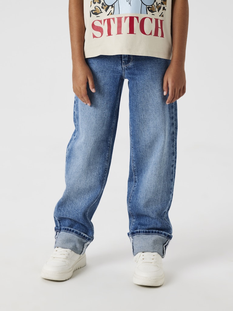 Blå straight fit jeans till flicka från Name it. Cool löst sittande jeans i rak modell.
NKFROSE STRAIGHT FOLD JEANS 4224-AZ NOOS
13243087