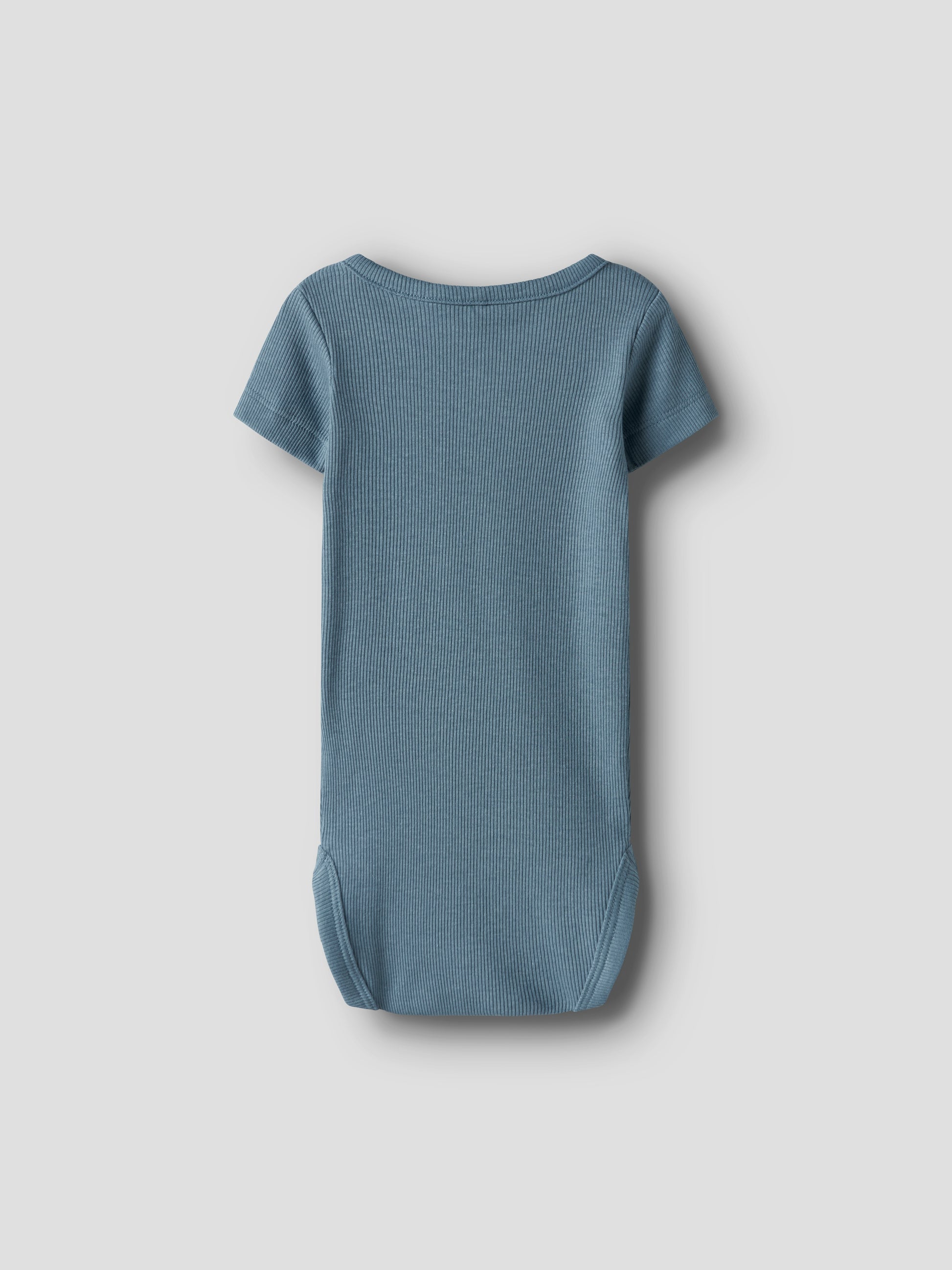 Blå kortärmad body till pojke. Bodysuit med knappar till nyfödd kille, ekologiska babykläder från Name it.
NBMKAB SS BODY NOOS
13218874