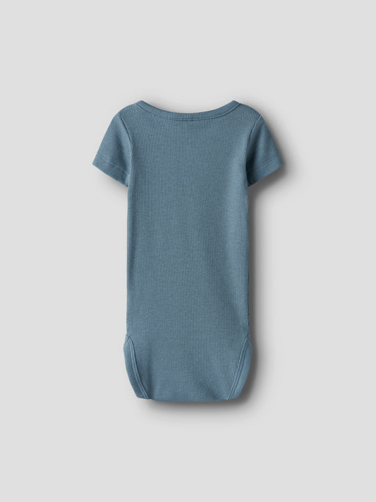 Blå kortärmad body till pojke. Bodysuit med knappar till nyfödd kille, ekologiska babykläder från Name it.
NBMKAB SS BODY NOOS
13218874